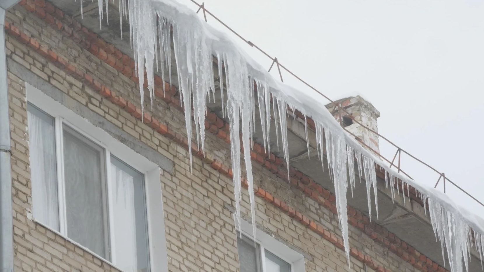 Очистить крыши от наледи и сосулек | 05.02.2024 | Кинель - БезФормата