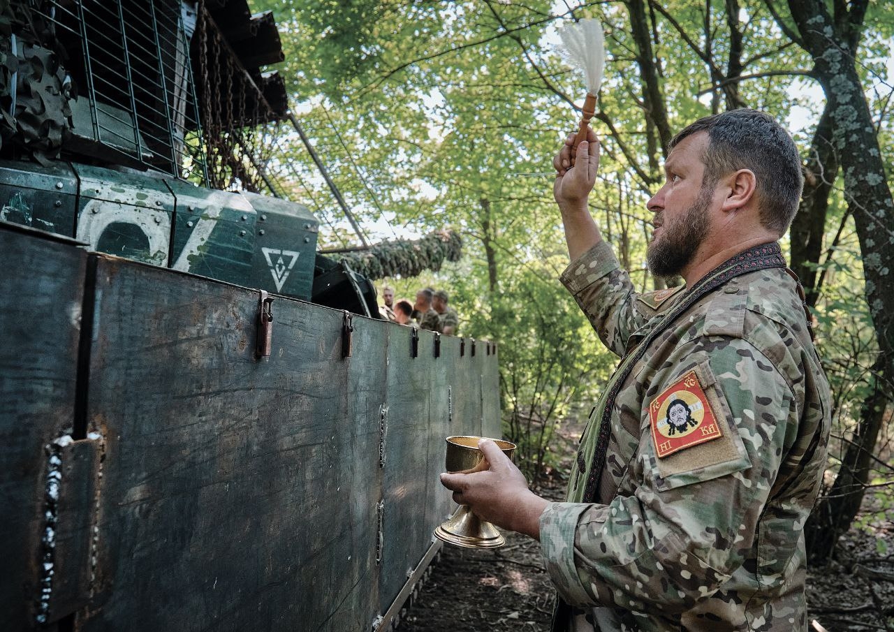 За ленточкой