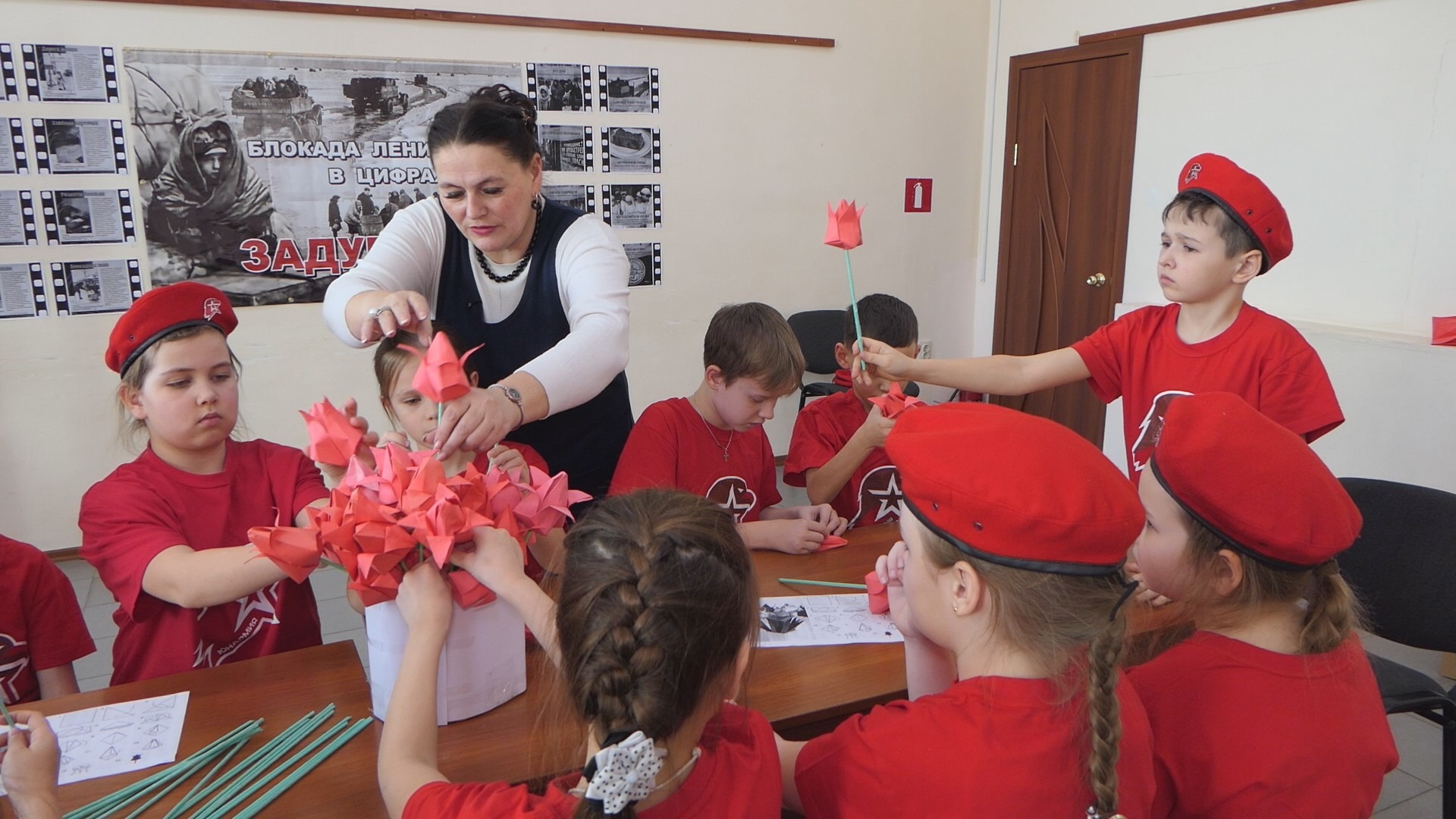 Красный тюльпан: юнармейцы помнят