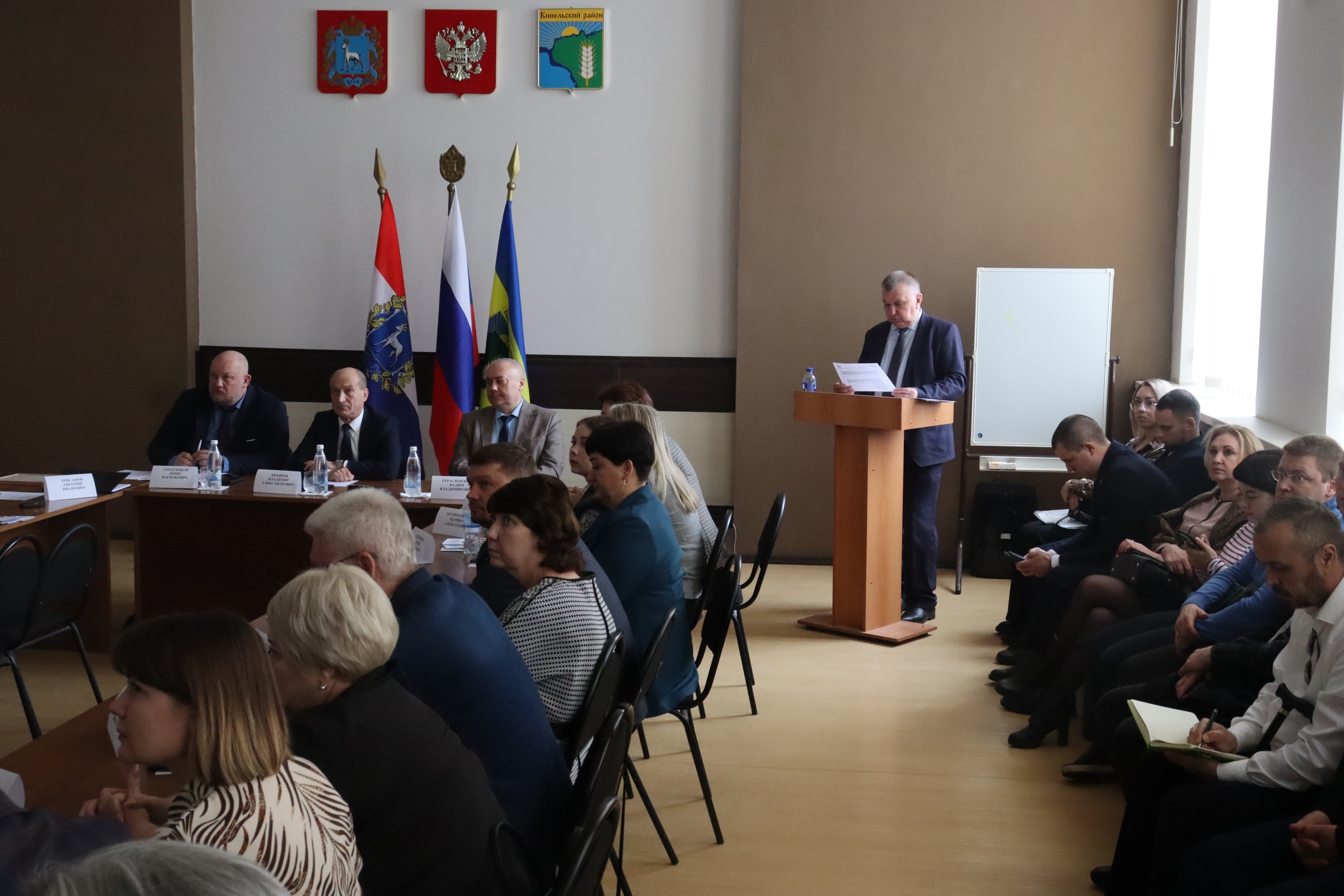 Весенний день год кормит