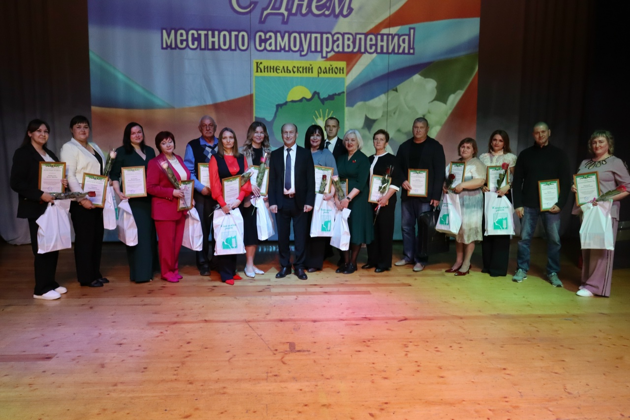 Поздравили коллег и ветеранов отрасли