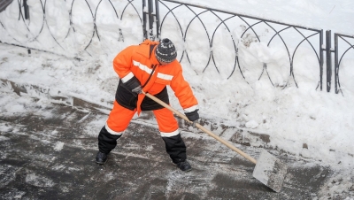 Управляющим компаниям поручено убирать снег и наледь на придомовых территориях